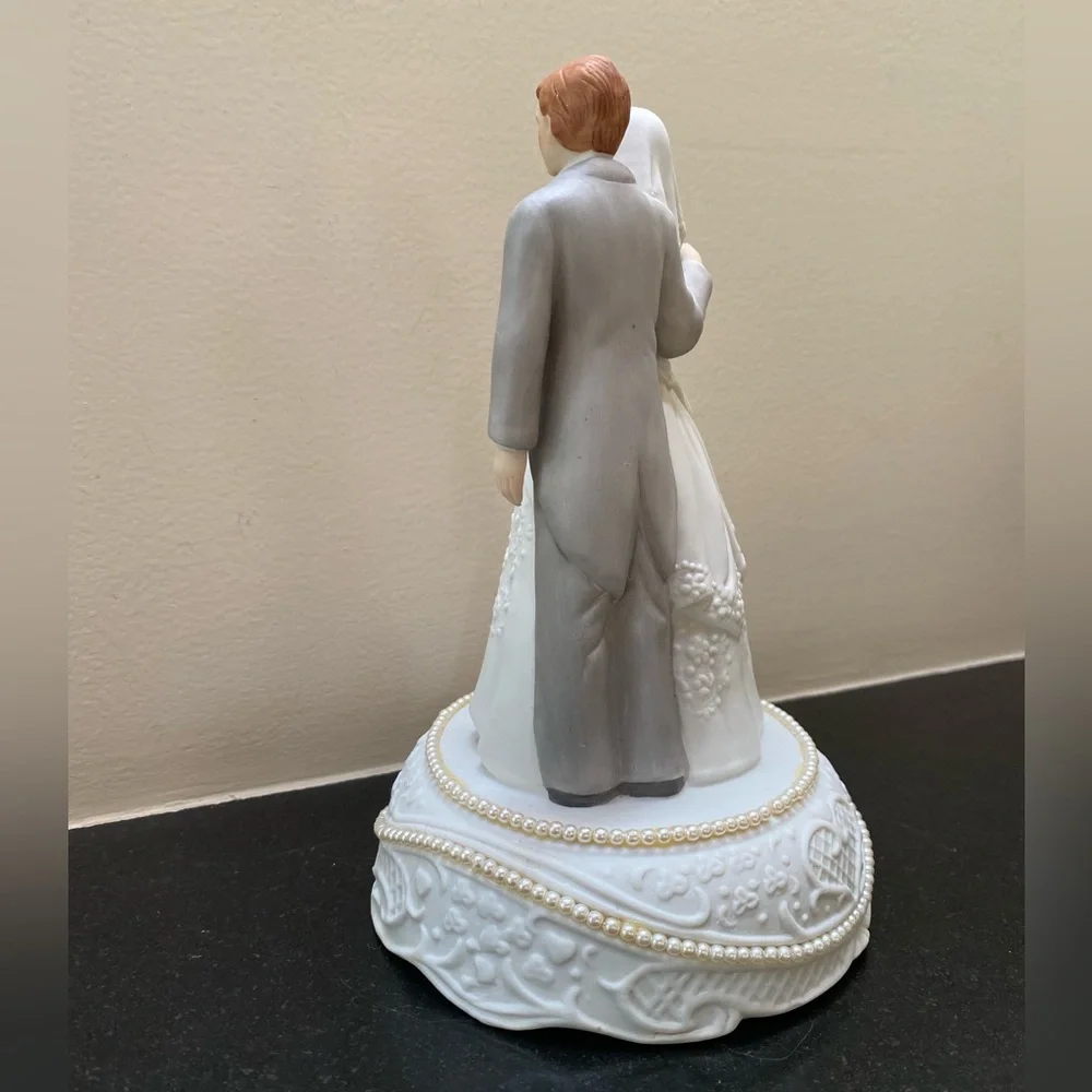 EHW Wedding Cake Bride & Groom Topper/Music Box 